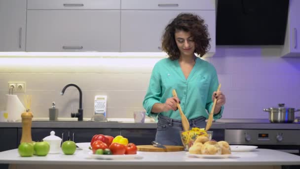 Lesbisches Paar verkostet Salat in der Küche, verbringt Zeit miteinander, Beziehung — Stockvideo