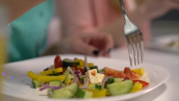 Kvinna tar grönsakssallad från tallrik på bord, hälsosam frukost, vitaminer — Stockvideo