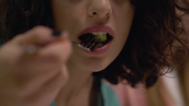 Молодая женщина наслаждается вкусным органическим салатом, жевательными овощами, здоровым образом жизни — стоковое видео