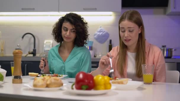 Fiatal szomorú nők eszik zöldség saláta étvágy nélkül, diéta, fogyás — Stock videók