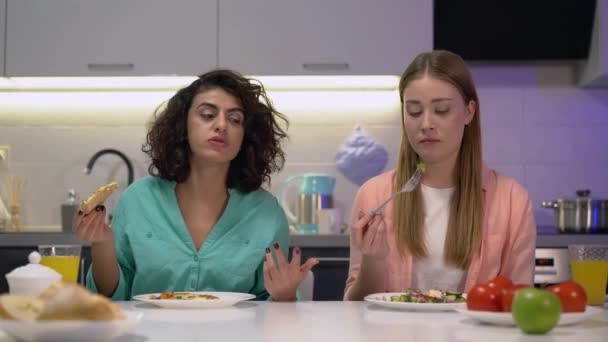 Triste pizza degustazione femminile, rifiutando di mangiare insalata, fallimento alimentare, nutrizione sana — Video Stock