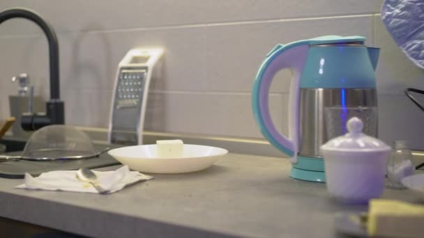 Plaques sales et ustensiles de cuisine sur la table, désordre domestique, service de nettoyage — Video