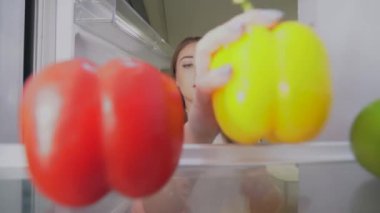 Kadın yiyecek depolama kabı, organik sebzeler buzdolabına koyuyor, kilo veriyor.