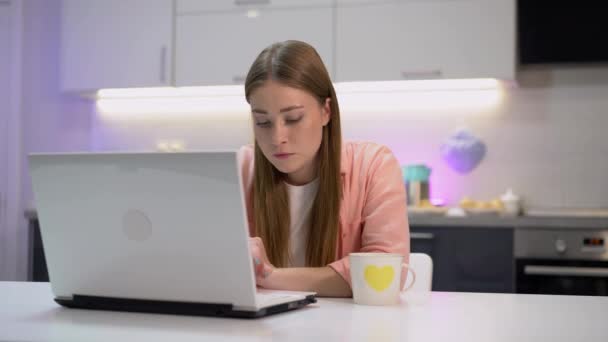 Libera professionista che lavora su laptop, seduta a tavola, progetto di finitura — Video Stock