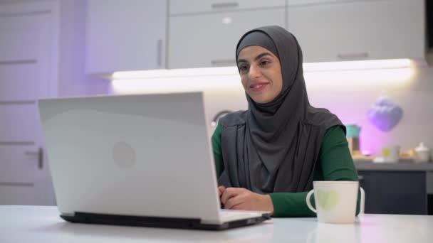 Arabská mladá žena absolvující pracovní pohovor prostřednictvím konferenčního hovoru doma, kariéra — Stock video