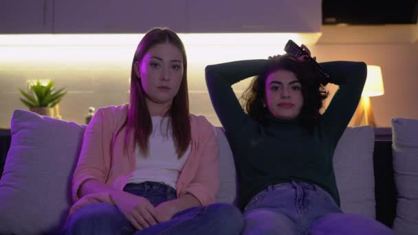 Colocataires féminins se disputant sur le programme de télévision, conflit entre amis, mauvaise humeur — Video