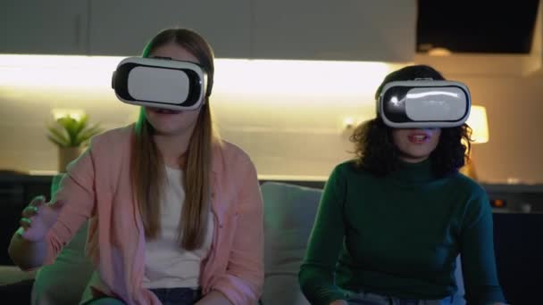 Amigos femeninos disfrutando de una experiencia de realidad virtual de buceo completo, usando gafas vr — Vídeo de stock