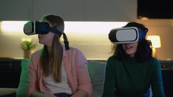 Happy girls having fun noszenie zestawów słuchawkowych vr, wypoczynek z nowoczesną technologią — Wideo stockowe