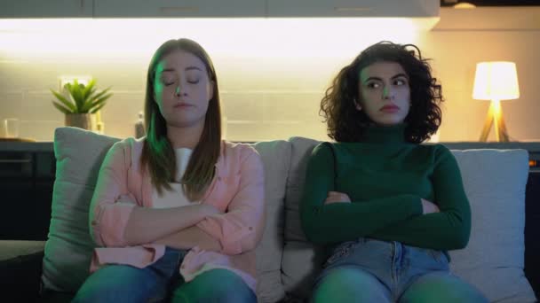 Chicas ofendidas sentadas en el sofá en silencio, pareja incapaz de discutir el problema — Vídeos de Stock