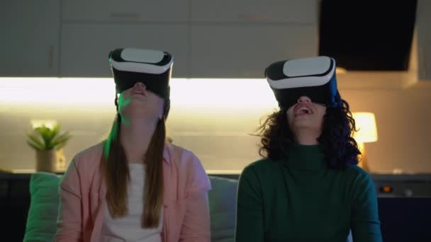 Meninas casal desfrutando de aventura realidade virtual no vr gadget, lazer tecnologia — Vídeo de Stock