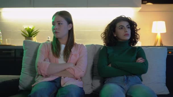 Разочарованные молодые женщины спорят из-за проблем в отношениях, напряженная атмосфера дома — стоковое видео