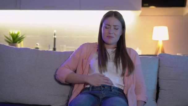 Smutna kobieta cierpiąca na skurcze żołądka, pocieranie brzucha, niestrawność problemy zdrowotne — Wideo stockowe