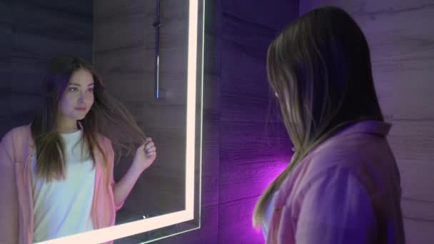若い女性は鏡の反射を賞賛し、カメラで笑顔、自信 — ストック動画