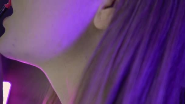 Привлекательные девушки готовятся к клубной вечеринке, наносят блеск для губ, регулируют волосы — стоковое видео