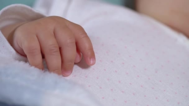 Μικρό χέρι του νεογέννητου μωρό γκρο πλαν, εγκυμοσύνη και προγεννητική φροντίδα, φιλανθρωπικό πρόγραμμα — Αρχείο Βίντεο