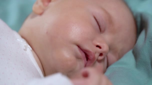 Ηρεμία βρέφος κοιμάται στο κρεβάτι, υγιές μωρό αισθάνεται ασφαλής στο σπίτι, υιοθεσία — Αρχείο Βίντεο