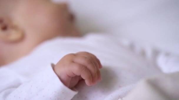 Beau nouveau-né couché dans le berceau, jouant avec un jouet coloré, enfance heureuse — Video