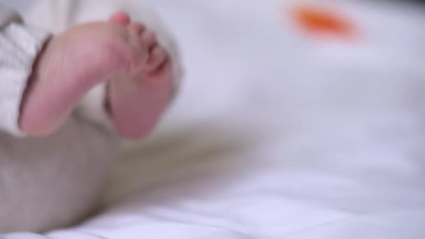 Baby flytta med söta små fötter, spädbarn fysisk utveckling, hälsovård — Stockvideo