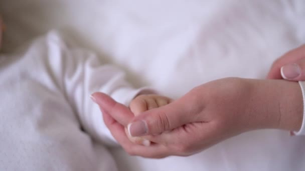 Μικρά δάχτυλα βρεφών σφιχτά κρατώντας το χέρι μητέρες, μαμά και το μωρό συγκόλληση, οικογένεια — Αρχείο Βίντεο