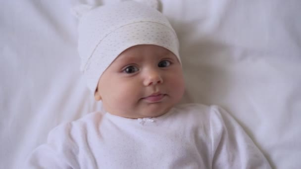 Bebé mirando a los padres y sonriendo, adorable cara infantil de cerca, ternura — Vídeo de stock