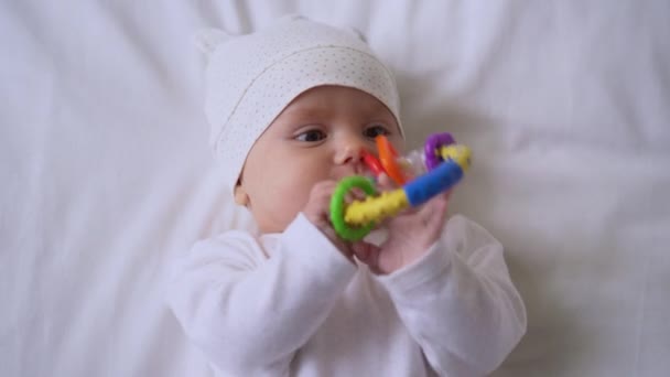 Bebek çiğneyen renkli diş çıkarma oyuncağı, duyusal yetenek gelişimi, çocukluk. — Stok video