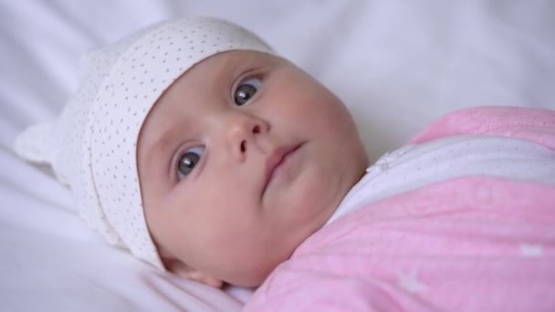 Lugn baby liggande på sängen, omtänksam mor dressing nyfödd dotter, föräldraskap — Stockvideo