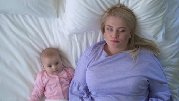 Jovem mãe feliz olhando para a câmera, desfrutando de tempo doce com o bebê recém-nascido — Vídeo de Stock
