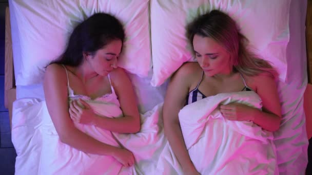 Yatakta uyuyan iki güzel kız, bütün gece süren partiden sonra yorgun, sağlıklı bir uyku. — Stok video