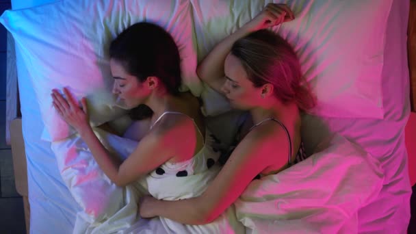 Dos novias abrazándose en la cama, pareja lesbiana durmiendo juntas, relación — Vídeos de Stock