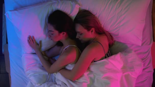 Casal de meninas abraçando e dormindo na cama, relacionamento amoroso, lgbt direitos — Vídeo de Stock