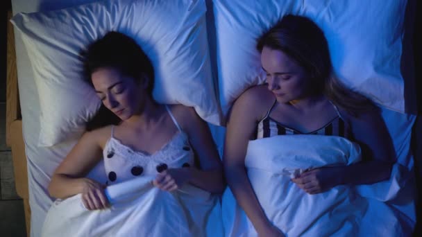 Álmos nő húzza takaró le barátnő éjjel, kapcsolat problémák
