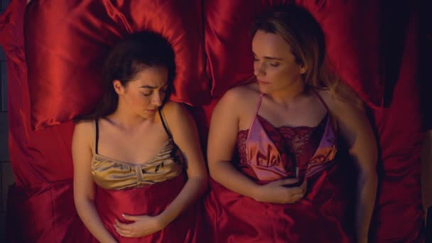 Paar schläft im Bett, junge Frau wacht nach Alptraum auf, Schlaflosigkeit — Stockvideo