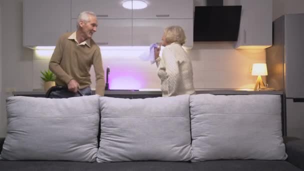 Joyful man en vrouw dansen, genieten van het schoonmaken van het huis samen, familie — Stockvideo