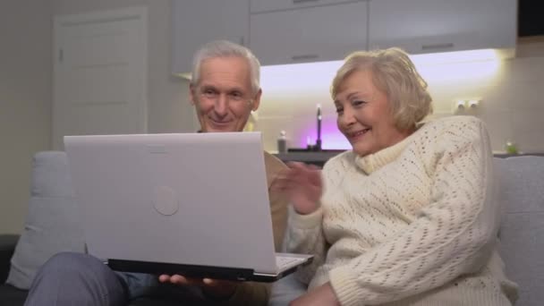 Бабушка и дедушка разговаривают с детьми онлайн с помощью приложения для ноутбука, счастливая семья — стоковое видео
