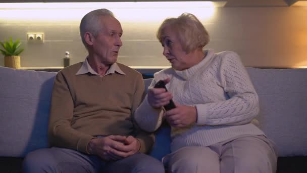 Couple d'âge mûr se disputant sur la télévision à distance, problèmes relationnels, opinions différentes — Video