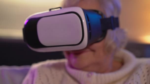 Femme caucasienne plus âgée dans le casque vr regarder autour, dispositif de divertissement, se détendre — Video