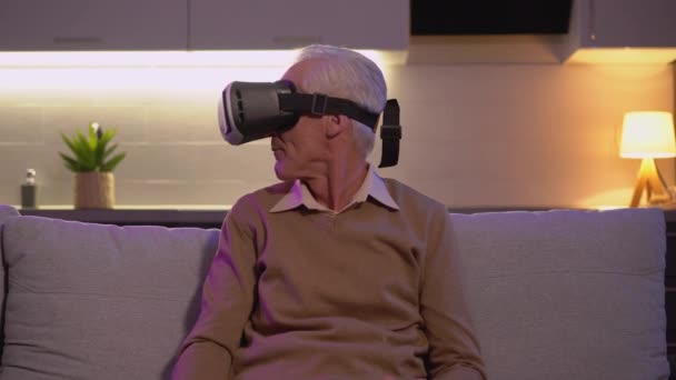 Hombre mayor disfrutando de la simulación de realidad virtual, tecnología moderna, entretenimiento — Vídeo de stock