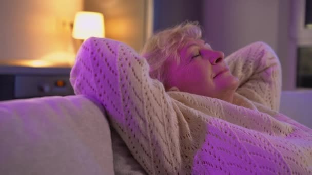 Femme âgée dormant sur le canapé, femme âgée faisant la sieste, retraitée, temps libre — Video