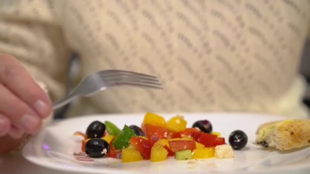 Donna anziana che mangia insalata di verdure che beve succo fresco, dieta sana in età avanzata — Video Stock