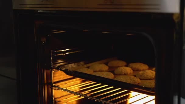 Mormor tar bakpanna med kakor från varm ugn, mysig hemkänsla — Stockvideo