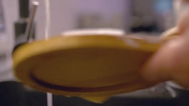 Femme mains se laver sans gants, routine quotidienne de cuisine, soins de la peau 