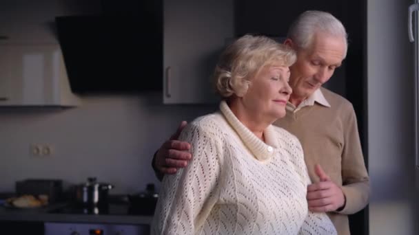 Äldre make kramar fru, kärlek och omsorg i långt äktenskap, familjevärderingar — Stockvideo