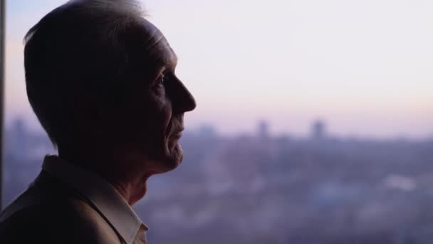 Homme âgé pensif regardant par la fenêtre, solitude à l'âge avancé, problèmes de santé — Video