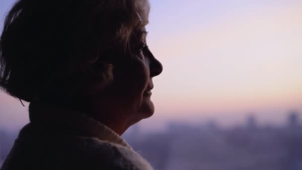 Boldogtalan ráncos hölgy néz be az ablakon, szenved magány idős korban — Stock videók