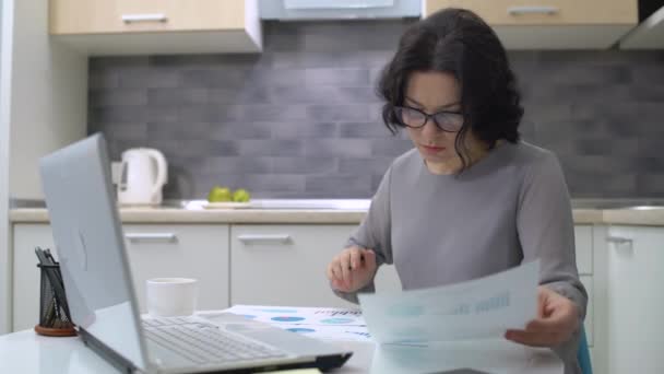 Unternehmensmanager beim Vergleich von Finanzdokumenten, Arbeit zu Hause, Geschäftstätigkeit — Stockvideo