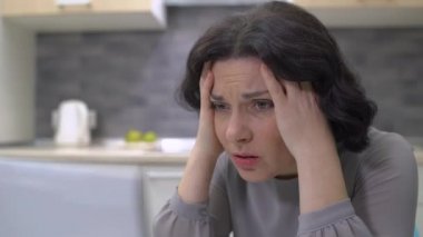 Mutsuz iş kadını dizüstü bilgisayara bakıyor, proje başarısız, hata