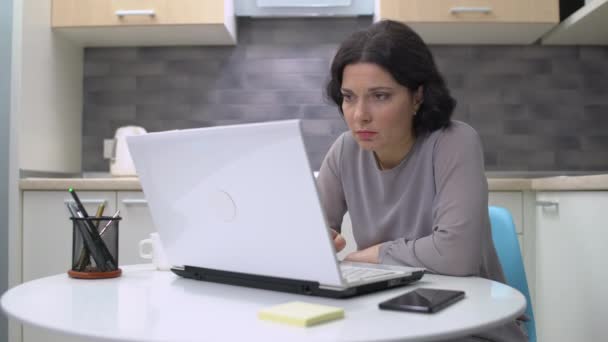 Mujer de negocios agotada escribiendo en el ordenador portátil en casa, sintiéndose cansado, falta de energía — Vídeos de Stock