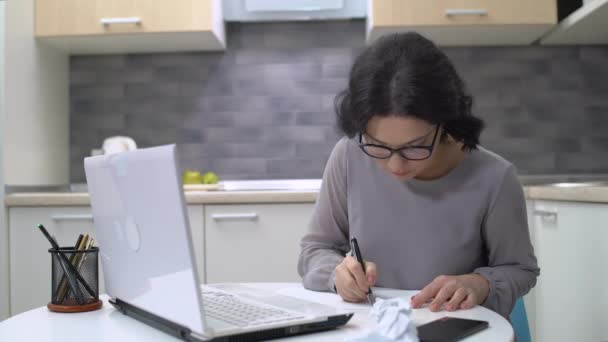 Female writer crumpling paper, throwing away, lack of inspiration, startup ideas — Stock Video