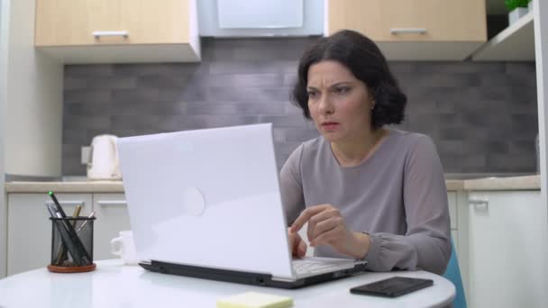 Mulher chocada lendo mensagem no laptop, foi demitido, problemas, decepção — Vídeo de Stock