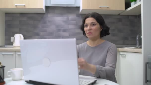 Droevige vrouwelijke freelancer werken op laptop, moe van overbelasting, stress — Stockvideo